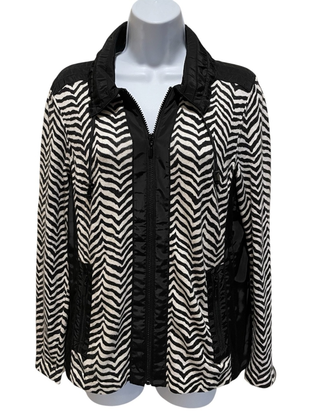 Chico's Zenergy Black & White Chevron Zebra Print Full-Zip Jacket. Size 1. (8)